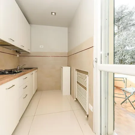 아파트 Chloe 시르미오네